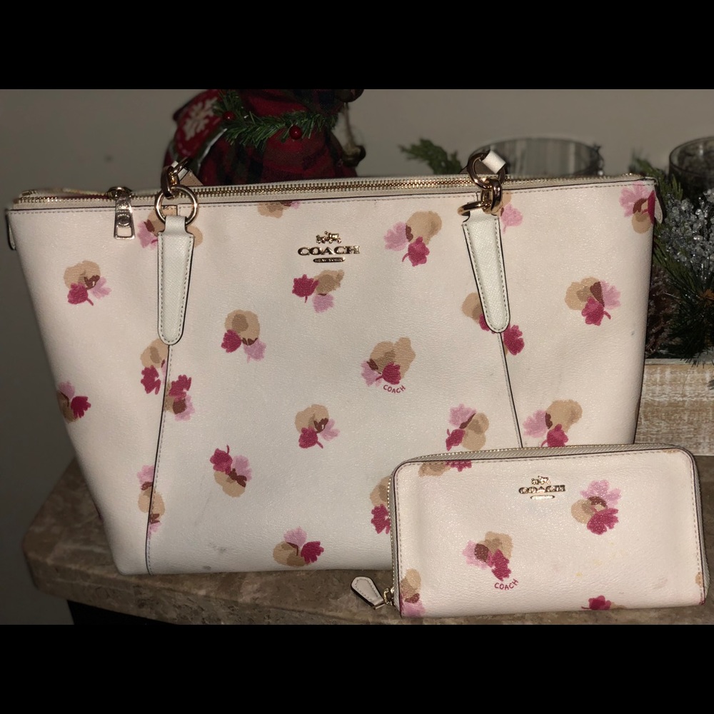 Like New Authentic Coach Purse & Matching Wallet